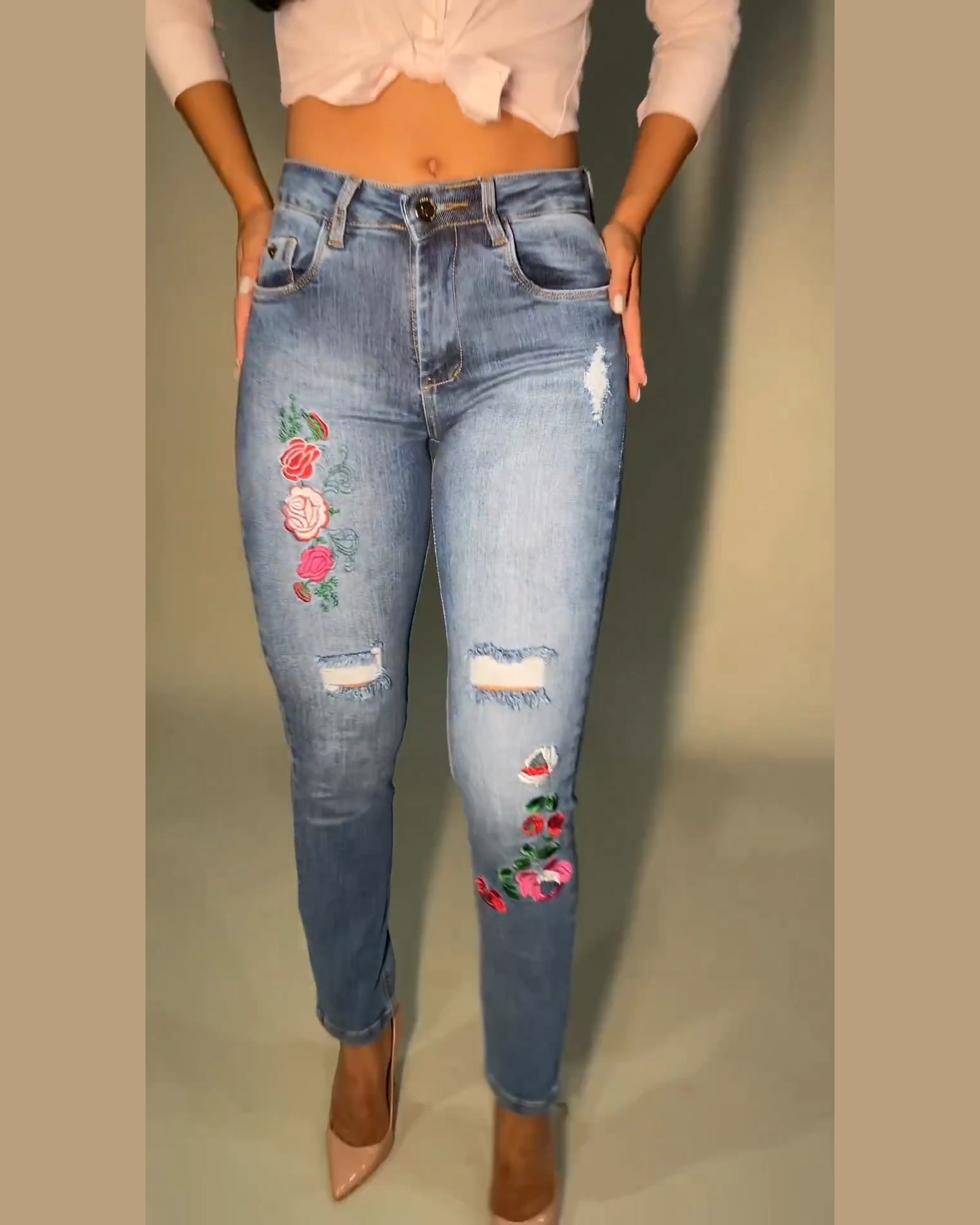 Jean skinny taille basse à fleurs brodées