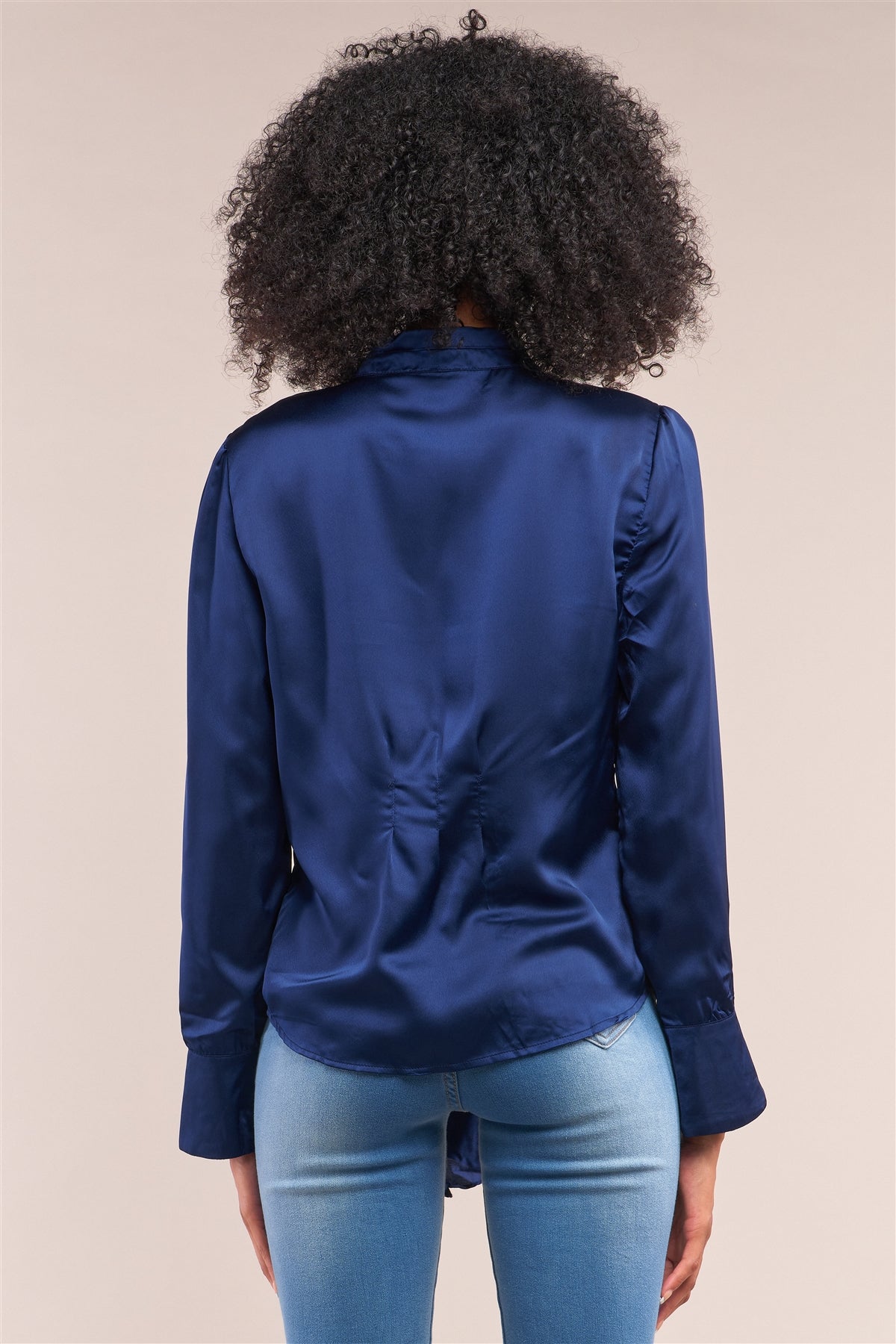 Blouse froncée boutonnée à manches longues en satin bleu indigo victorien avec col à nouer