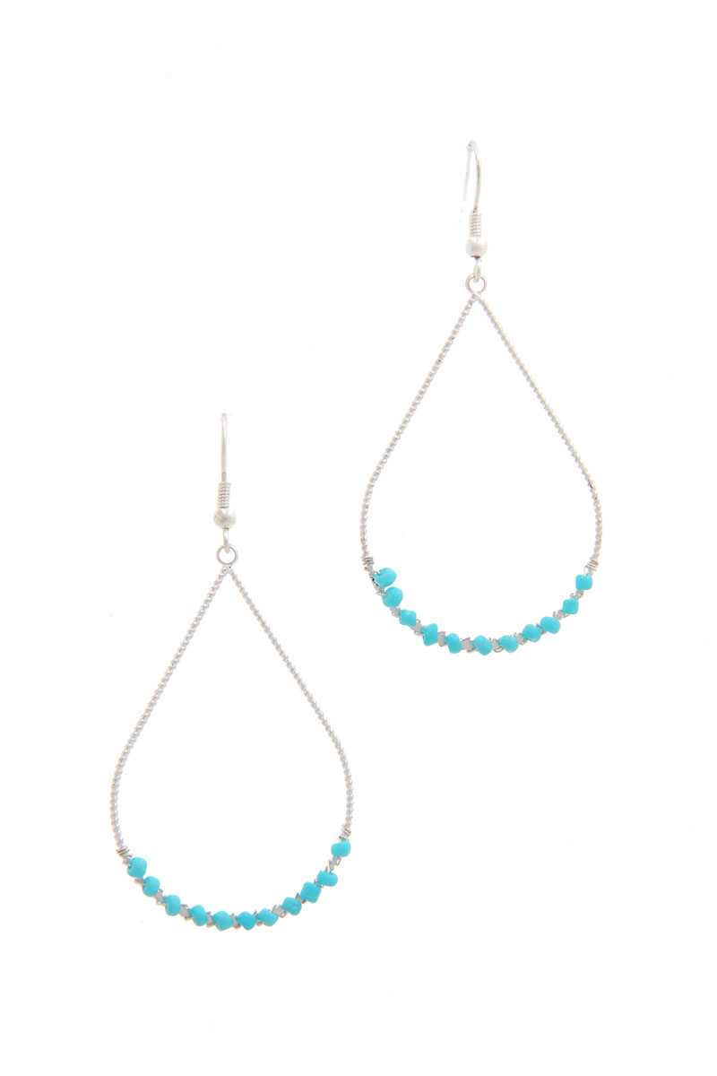 Boucle d'oreille en forme de larme perlée