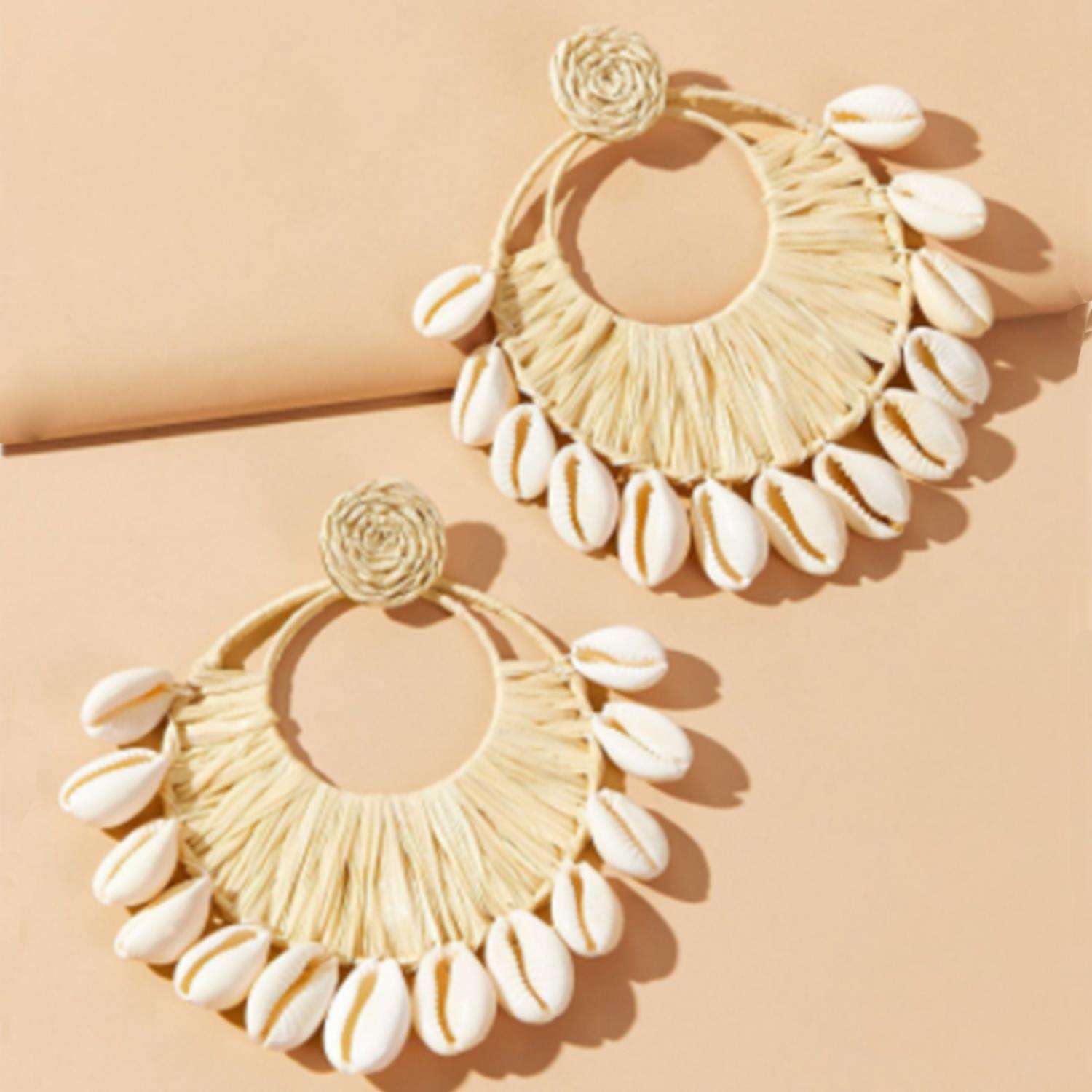 Boucle d'oreille ronde en raphia coquillage