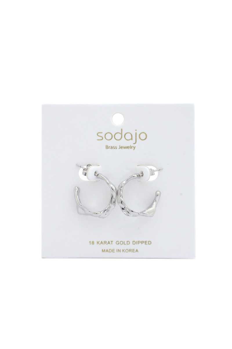 Boucle d'oreille trempée en or 18 carats de forme organique Sodajo