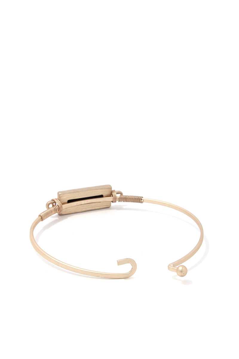 Bracelet en métal de forme rectangulaire