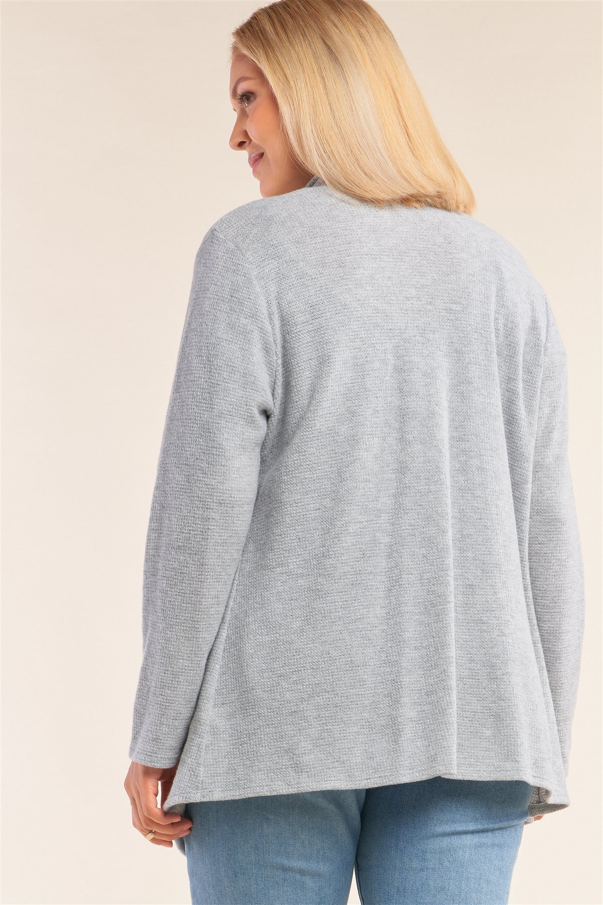 Cardigan en tricot gris chiné de grande taille, ouvert sur le devant, manches longues, col plissé asymétrique, ourlet