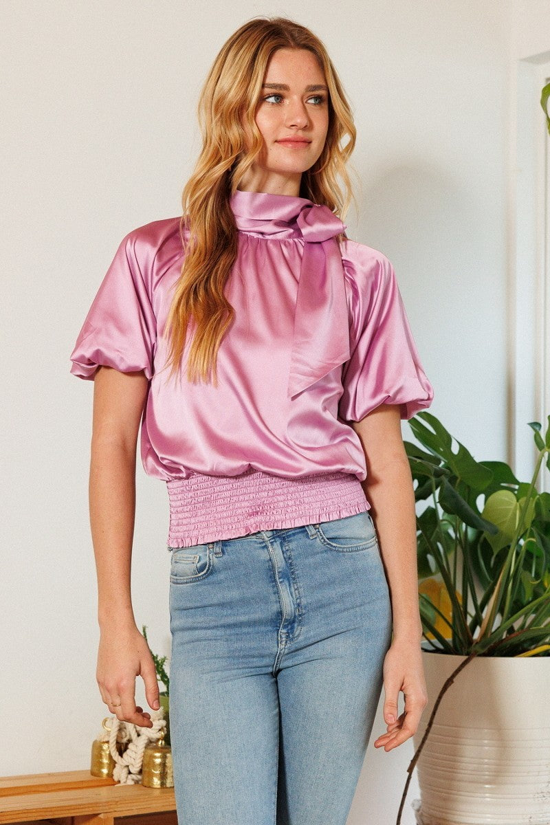 Chemisier en satin uni smocké à la taille