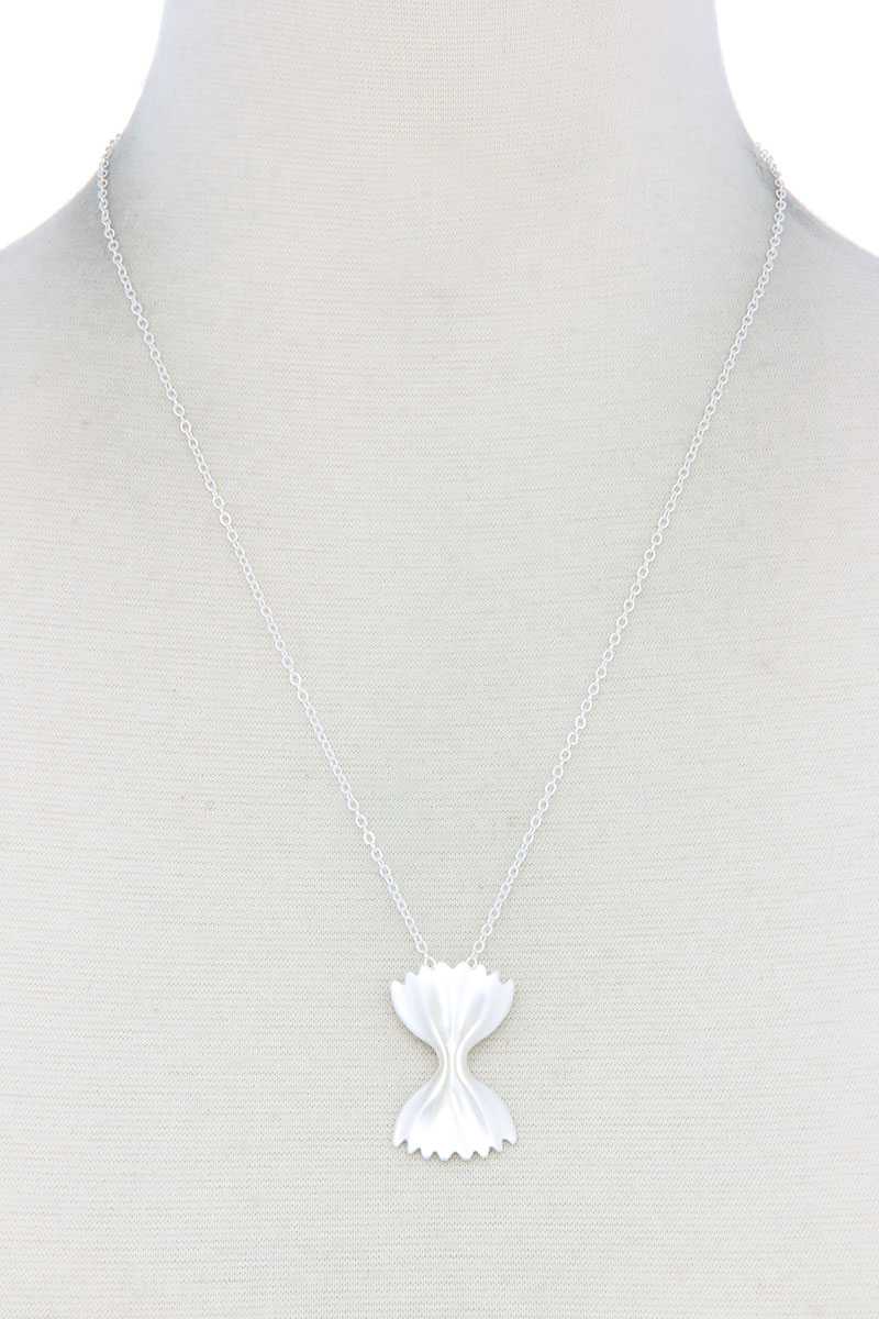 Collier à breloques en métal à volants