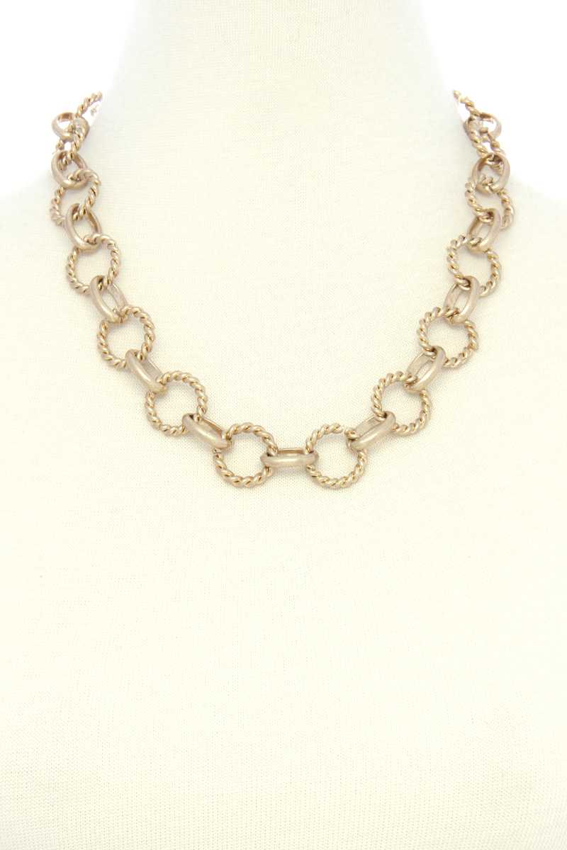 Collier à maillons circulaires torsadés