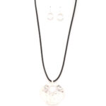 Collier à pendentif rond en métal martelé