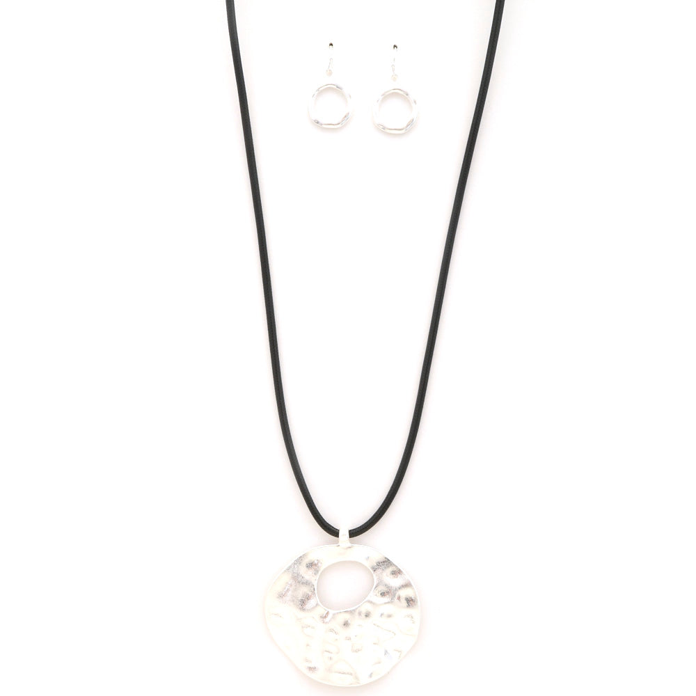 Collier à pendentif rond en métal martelé