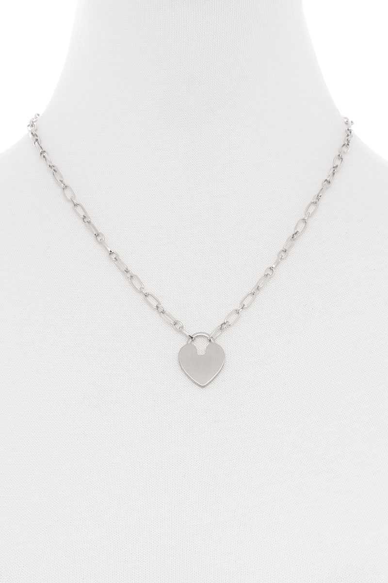 Collier avec pendentif en forme de cœur et chaîne en métal