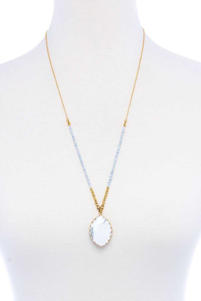 Collier avec pendentif en perles et pierres de créateur