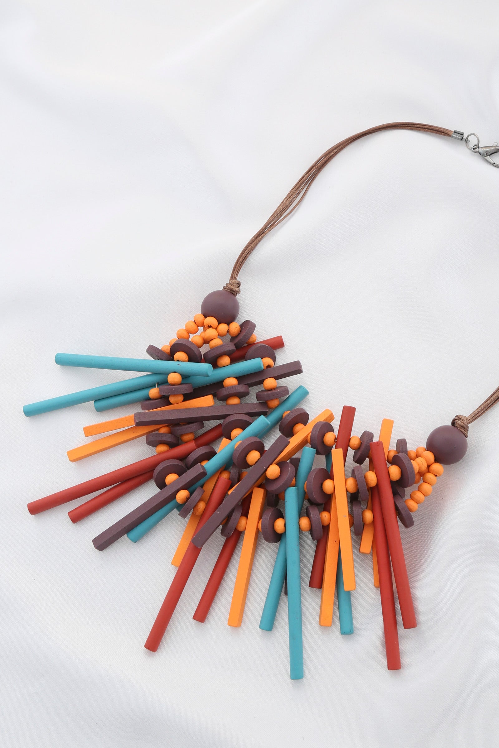 Collier de déclaration en bois de couleur