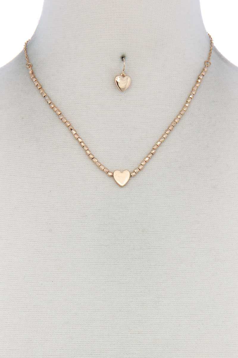 Collier de perles à breloque coeur