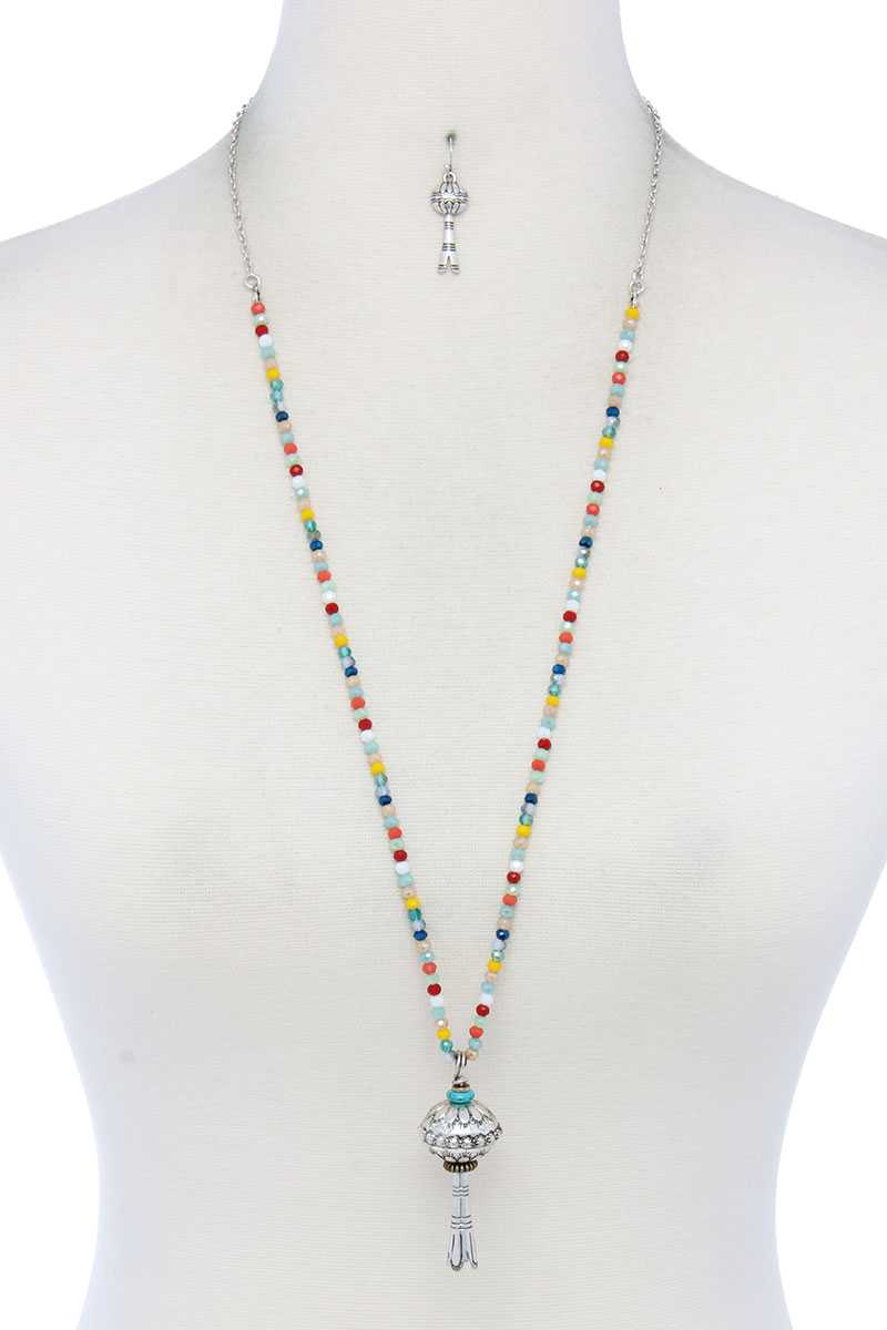 Collier de perles à breloque en métal