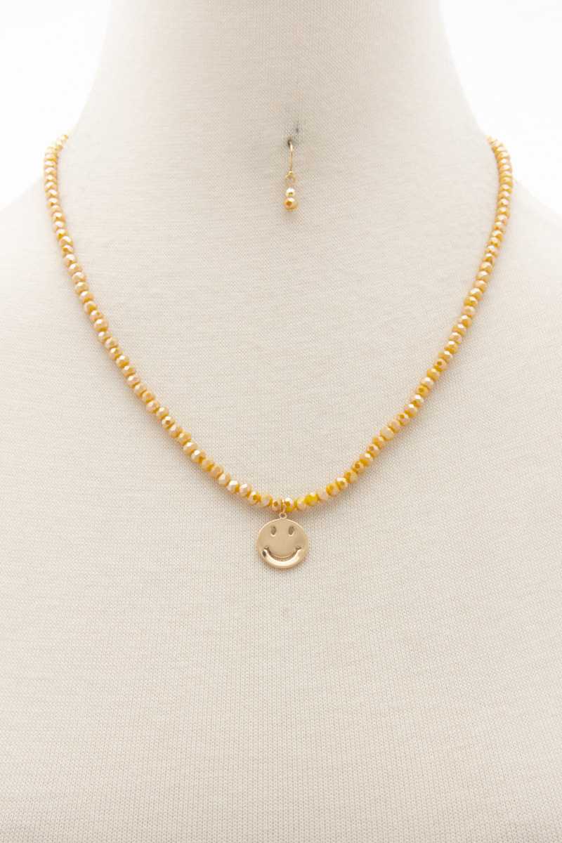 Collier de perles à breloque visage heureux