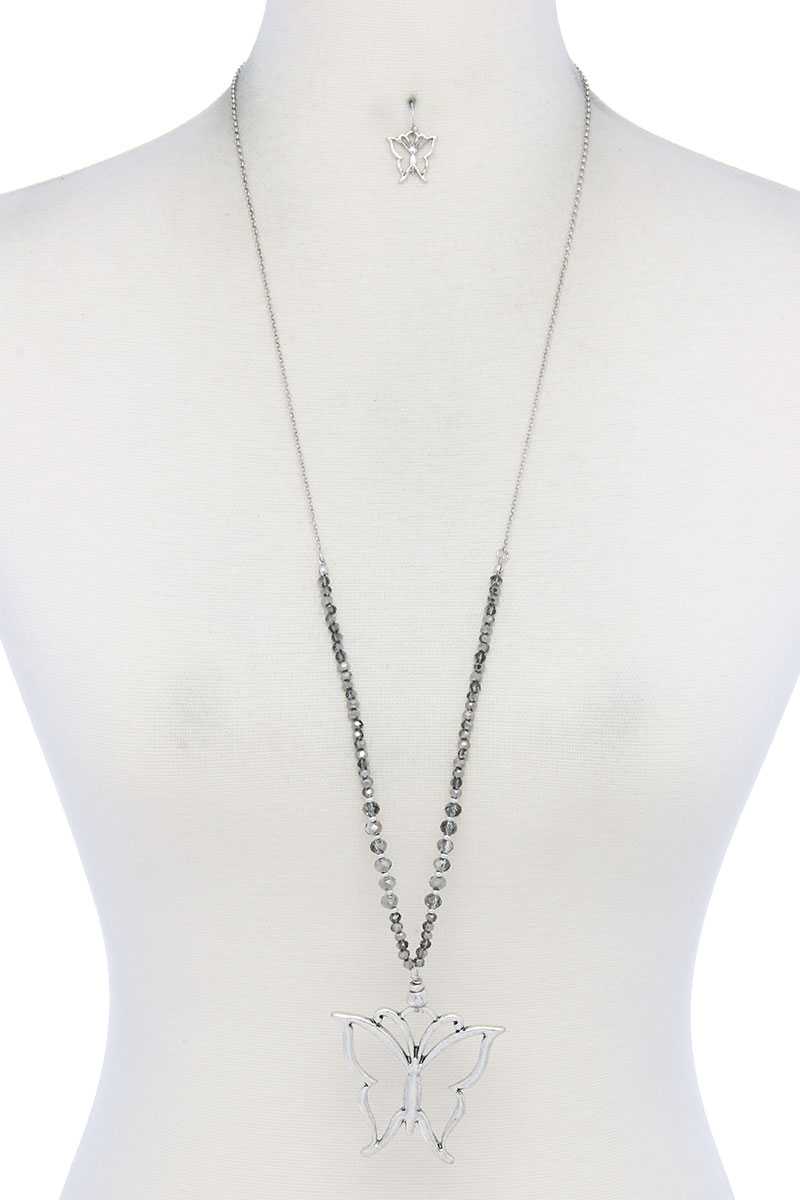 Collier de perles avec pendentif papillon