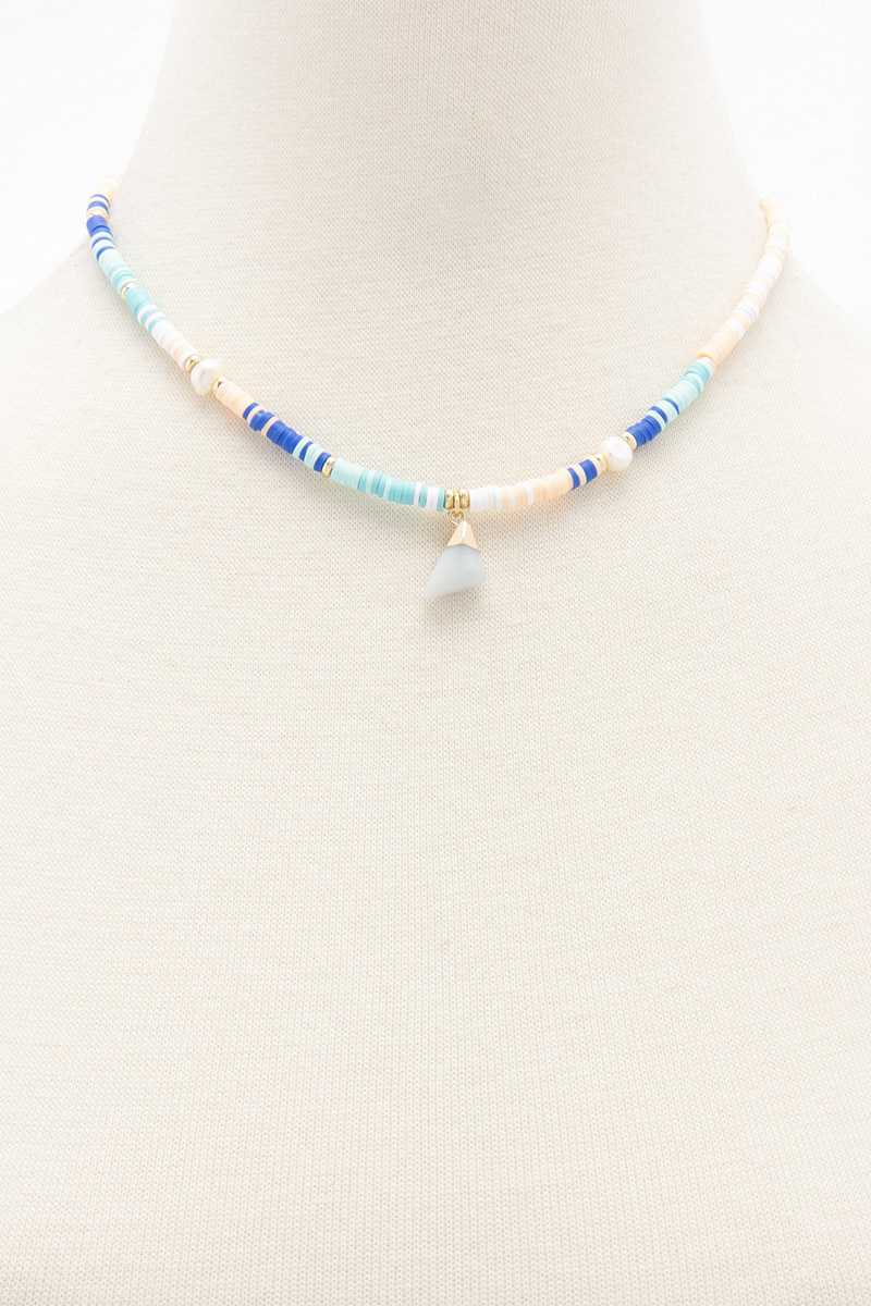 Collier de perles de disque en caoutchouc avec breloque en pierre délicate