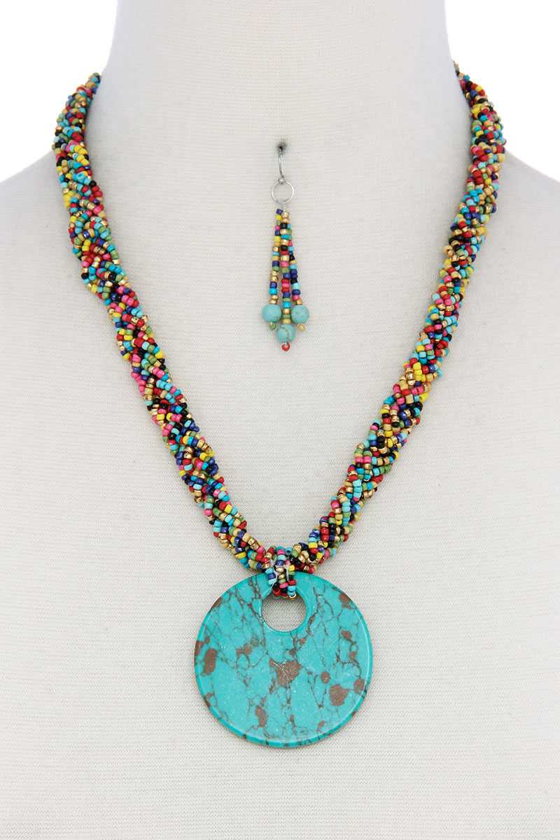 Collier de perles de rocaille avec pendentif en fausse pierre
