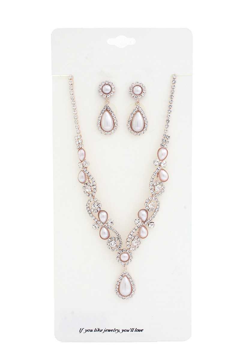 Collier de perles et strass