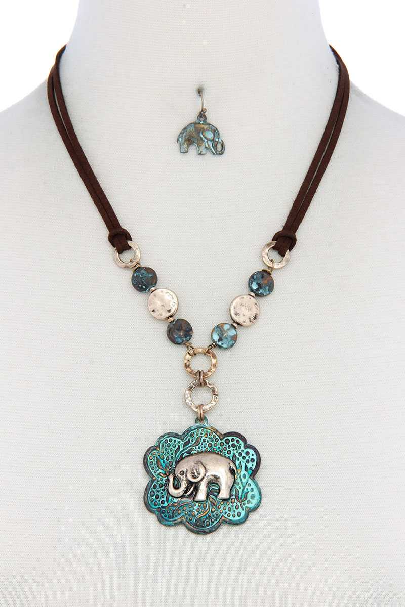 Collier en daim avec pendentif éléphant et pièce de monnaie martelée