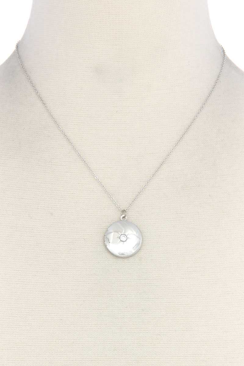 Collier en métal avec médaillon circulaire en métal et zircone cubique
