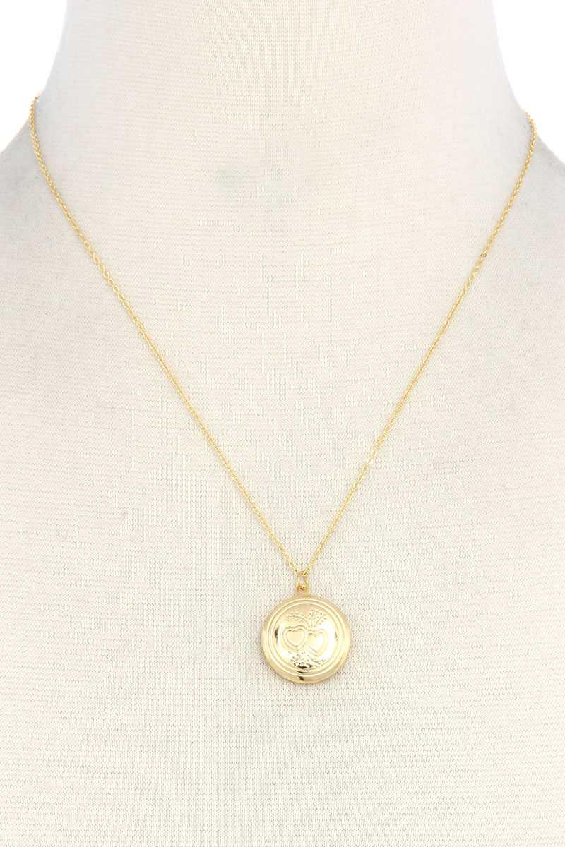Collier en métal avec médaillon circulaire