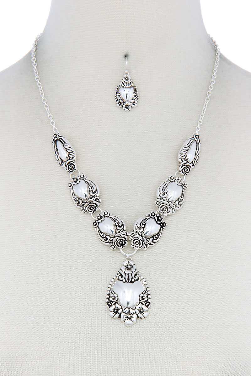Collier en métal en forme de larme florale