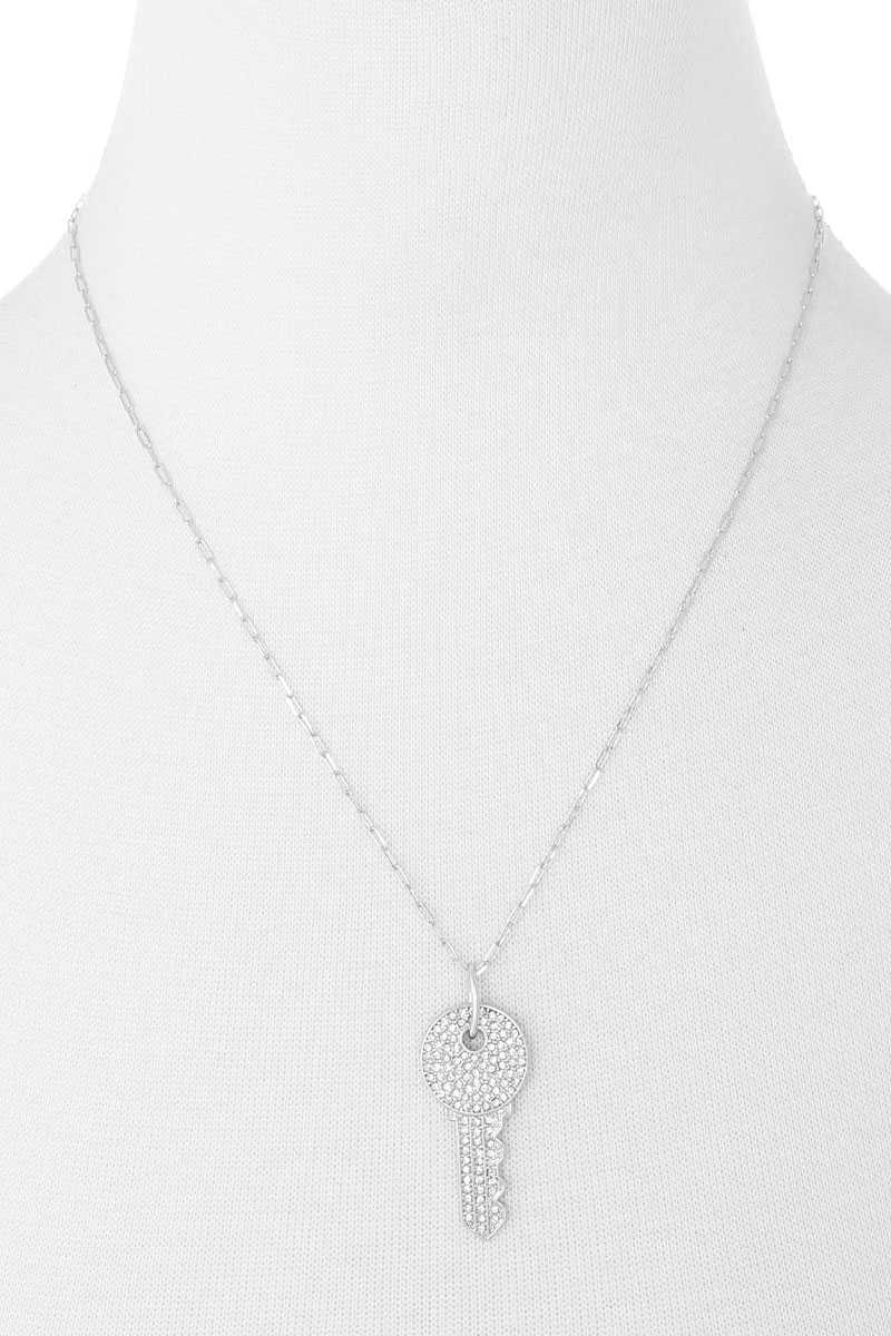Collier long avec pendentif clé en strass