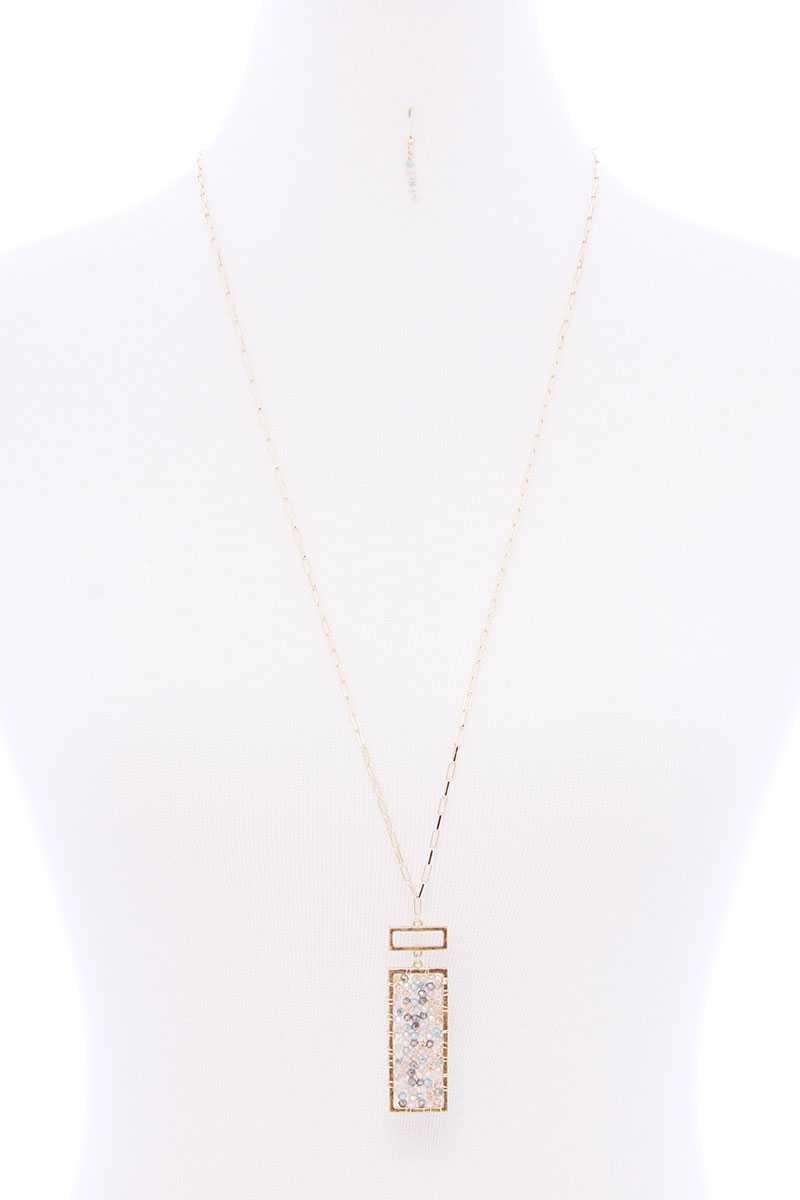 Collier long avec pendentif en perles de verre rectangulaires
