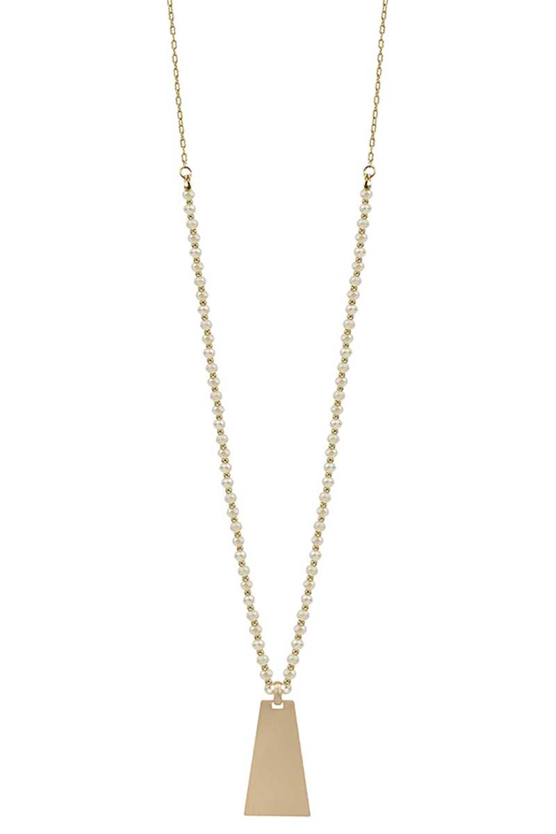 Collier long avec pendentif rectangulaire en métal et perles