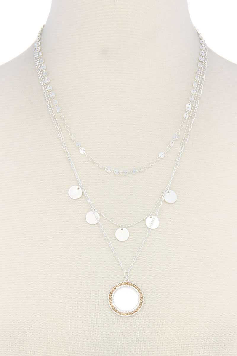 Collier multicouche à breloques circulaires en métal