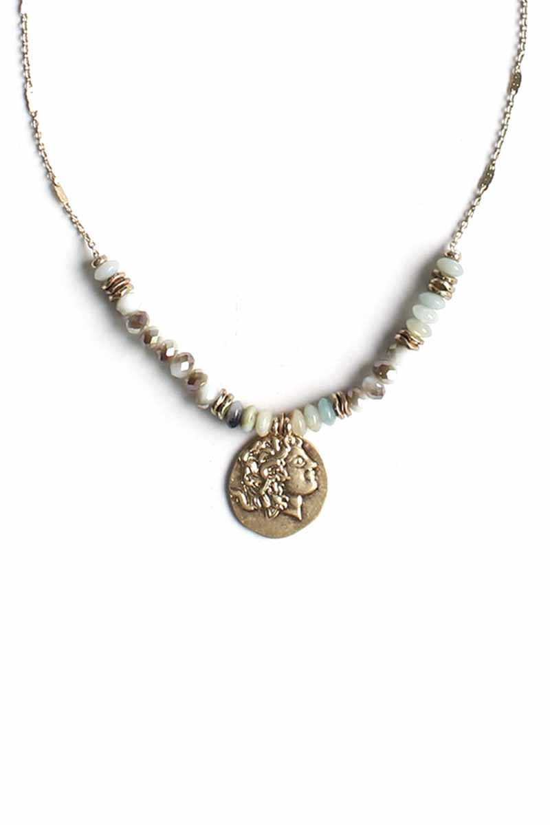 Collier pendentif pièce de monnaie en perles de verre et pierre