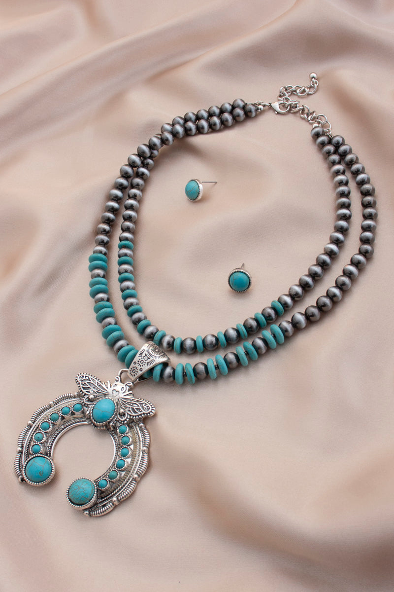 Collier superposé de perles avec pendentif en fer à cheval