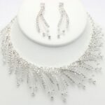 Ensemble de boucles d'oreilles et collier en strass