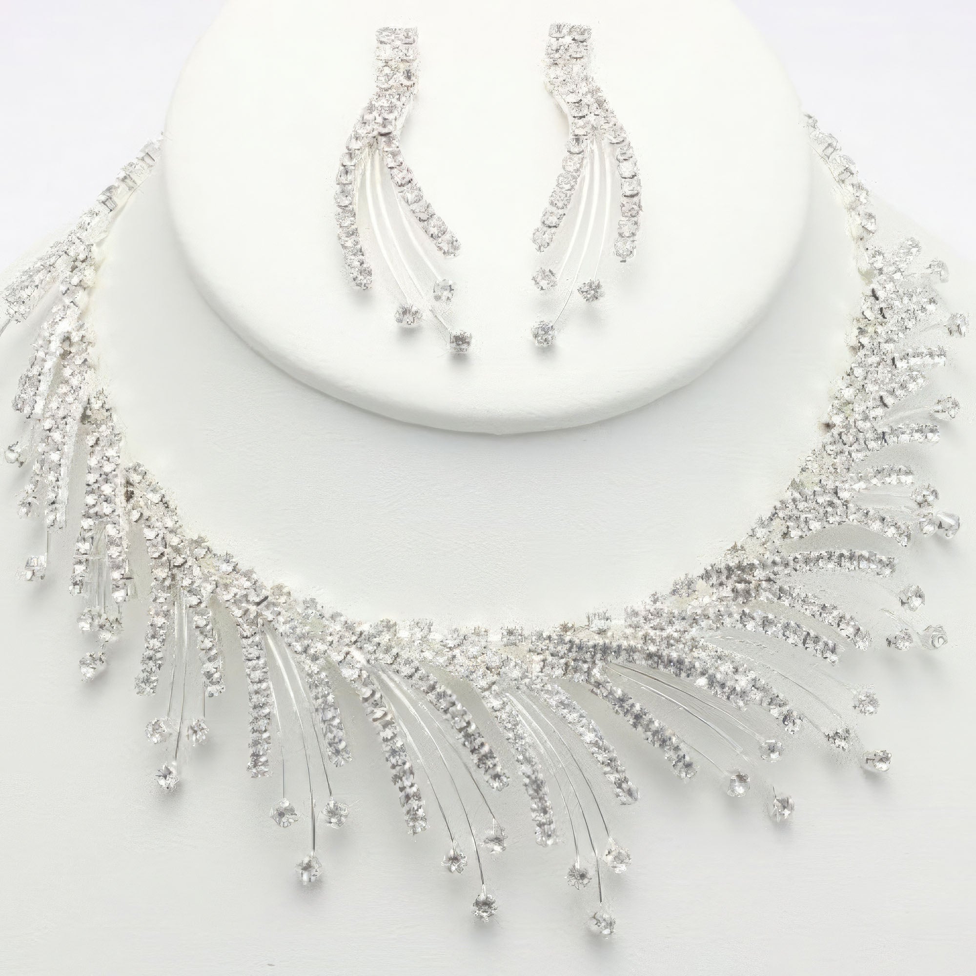 Ensemble de boucles d'oreilles et collier en strass