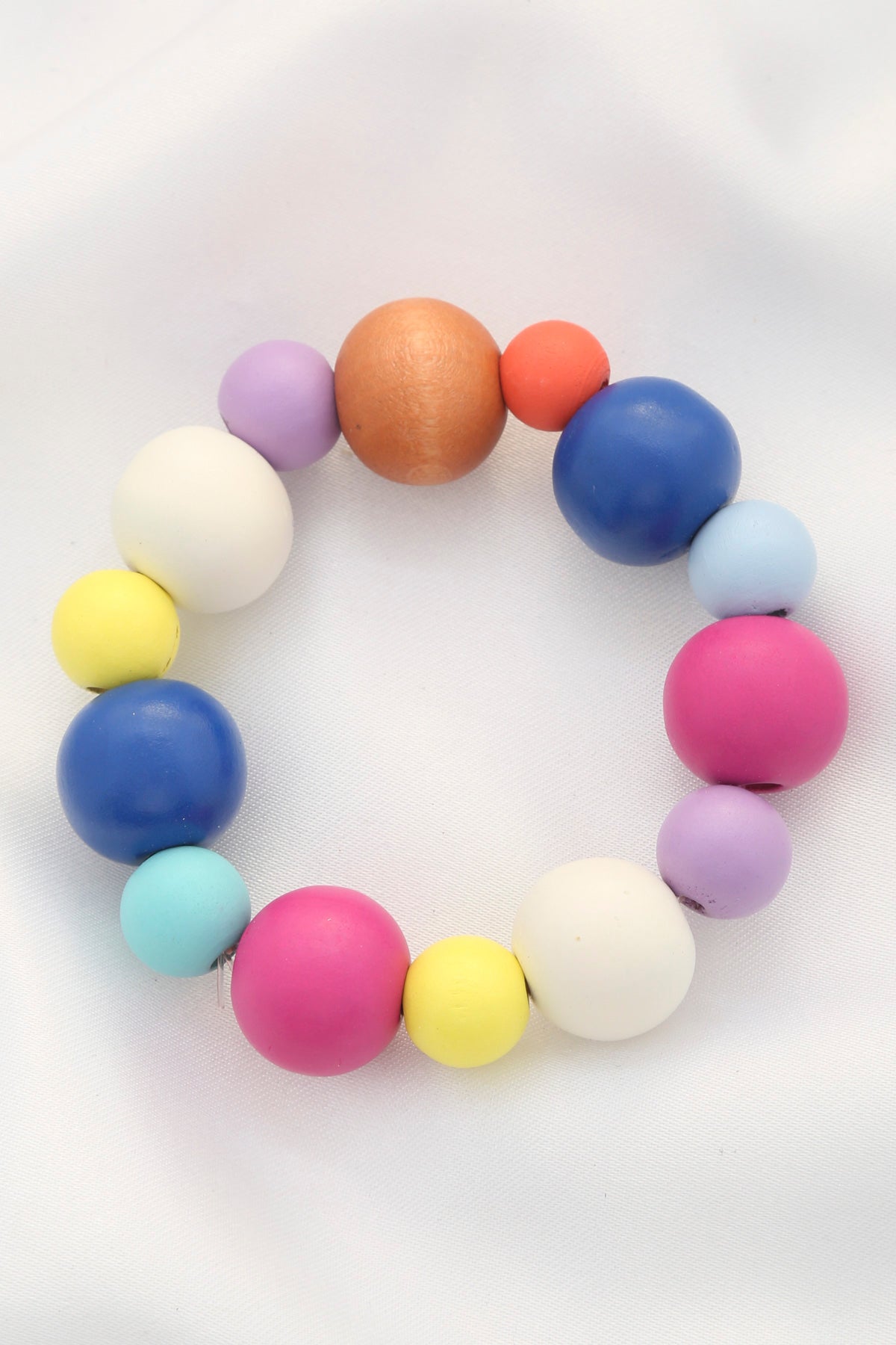 Ensemble de bracelets de perles de bois colorées