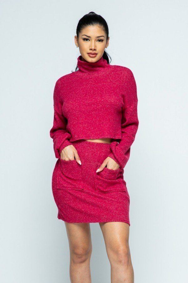 Ensemble haut à épaules tombantes et col montant en tricot brossé avec mini-jupe à poche avant