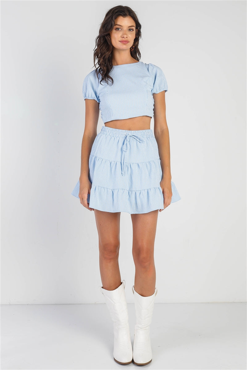 Ensemble haut court à carreaux bleu clair et blanc et jupe évasée taille haute