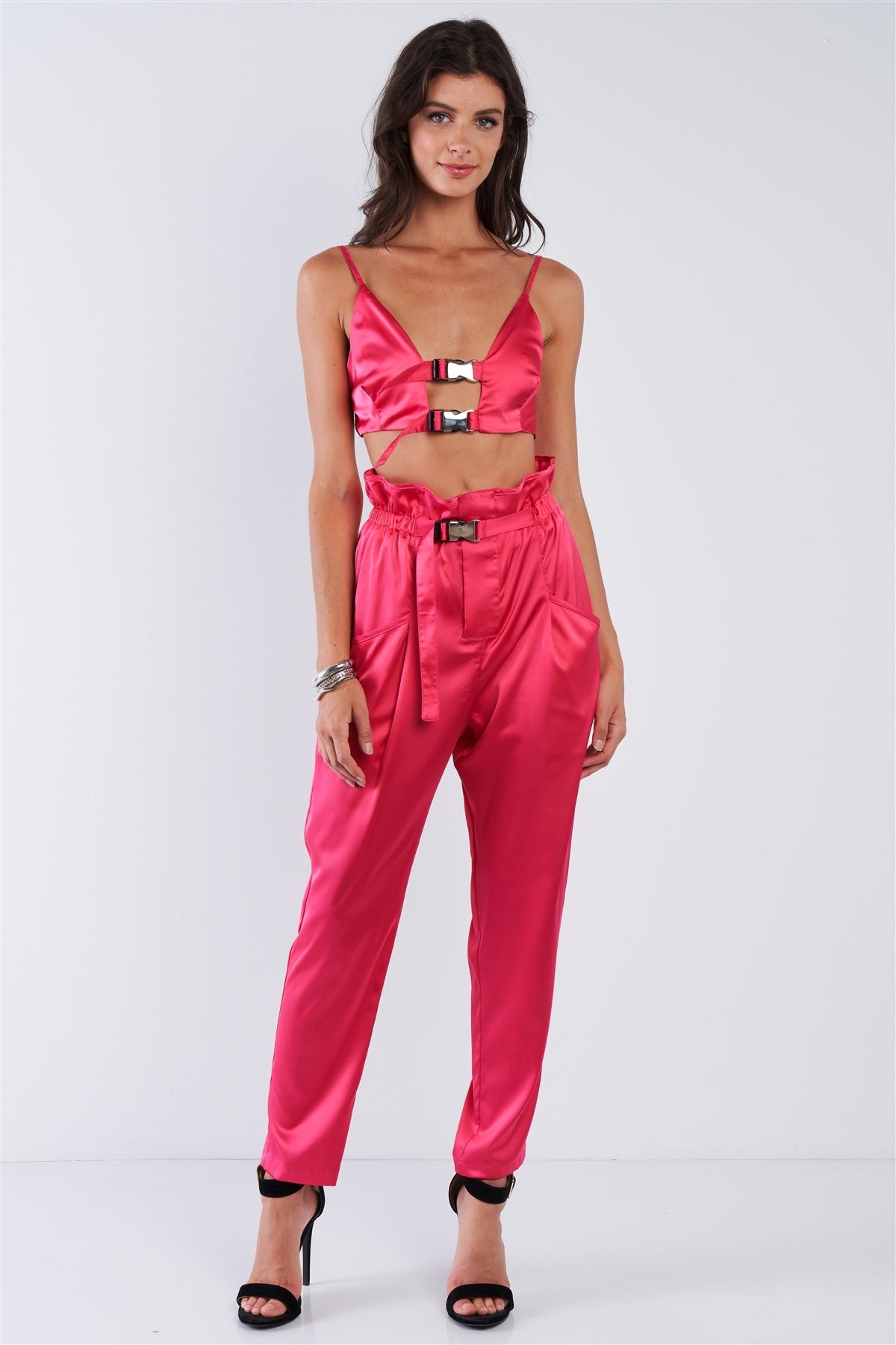Ensemble haut court taille haute et pantalon fuselé en satin rose fuchsia avec boucle