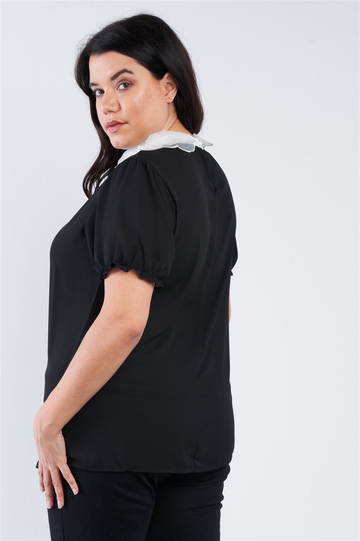 Haut à col Claudine orné de mousseline de grande taille