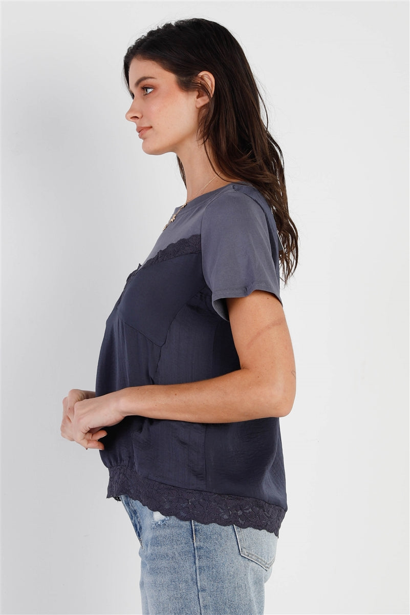 Haut à manches courtes bleu effet satiné avec bordure en dentelle