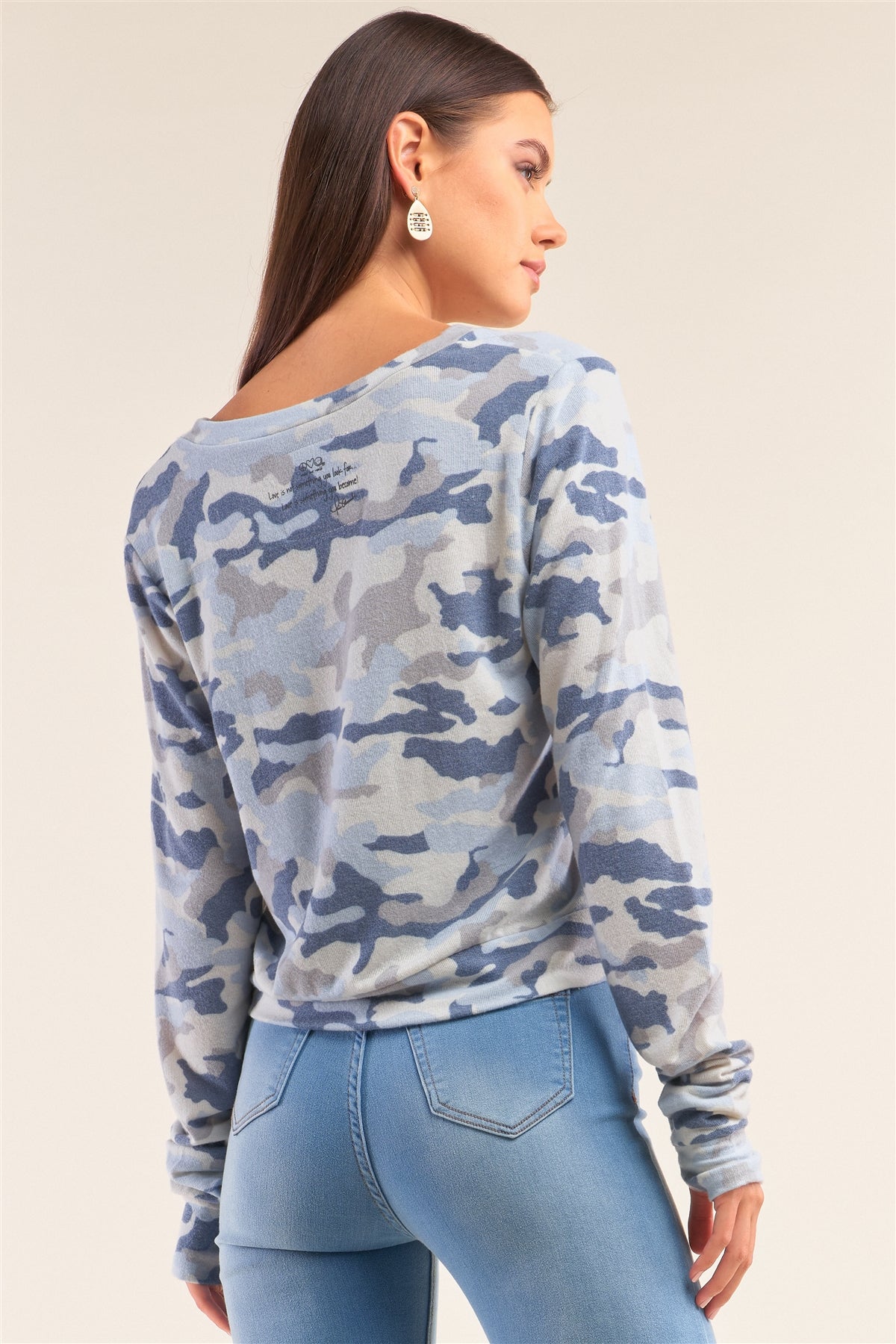 Haut confortable bleu camouflage à manches longues et col en V « self Love »