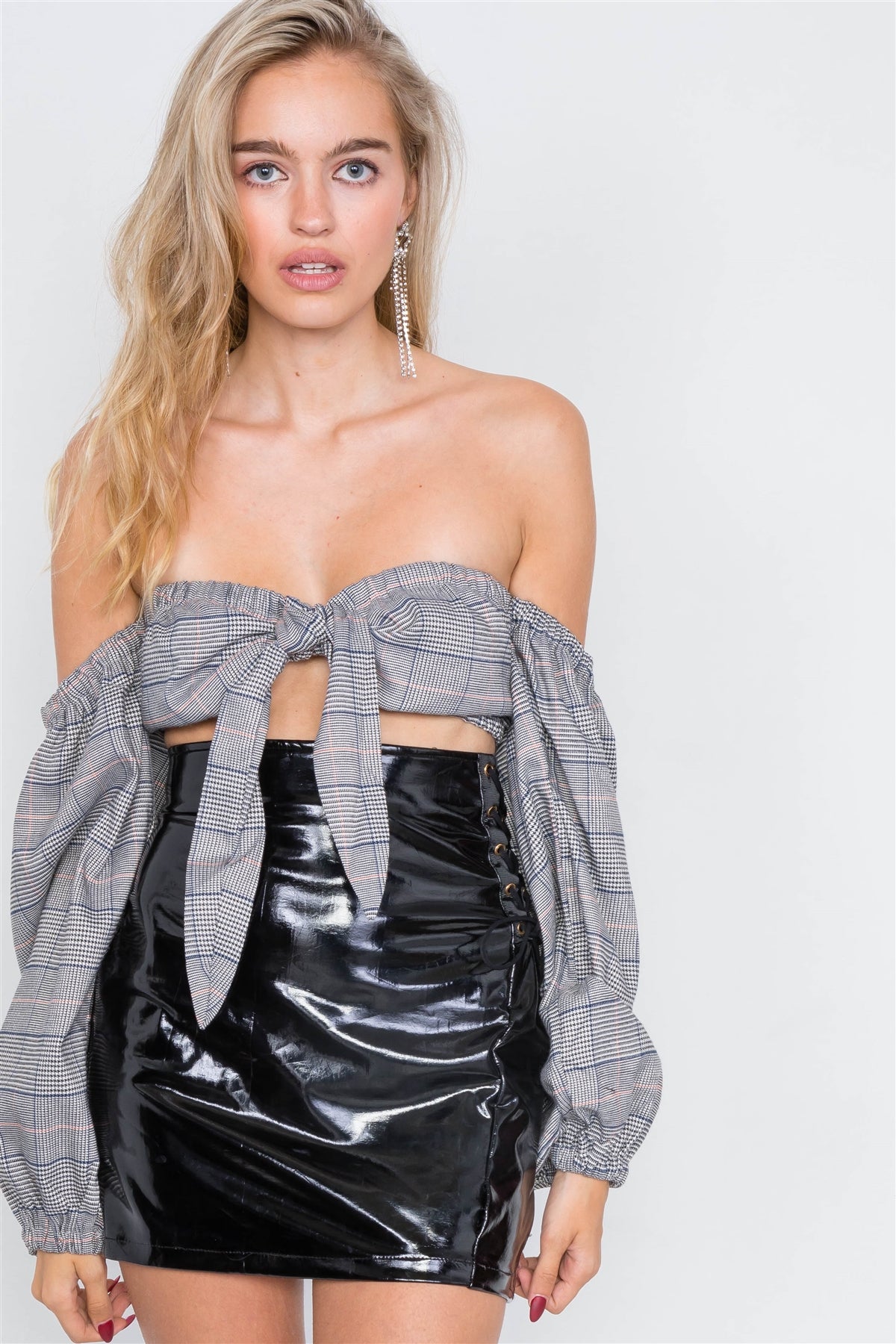 Haut court à épaules dénudées avec nœud central à carreaux