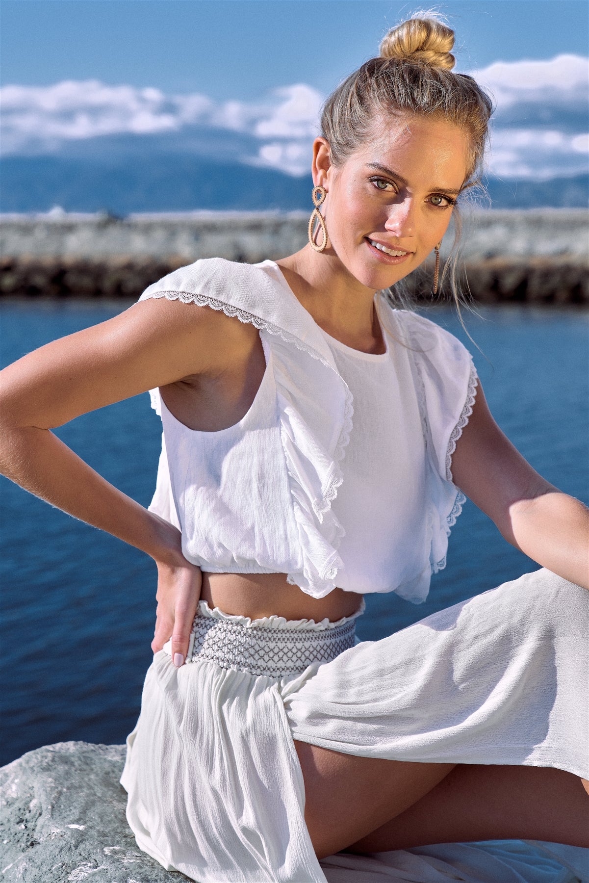 Haut court blanc cassé en dentelle semi-transparente à volants, taille élastique cintrée