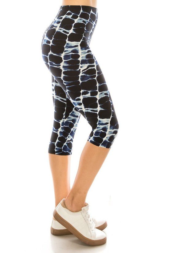Legging capri taille haute imprimé abstrait dans un style ajusté avec une taille élastique.