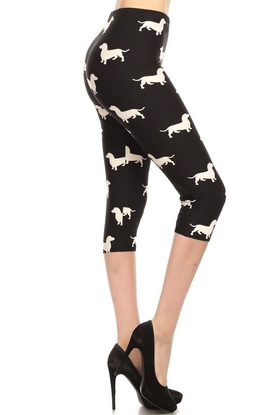 Legging capri taille haute imprimé chien dans un style ajusté avec une taille élastique.