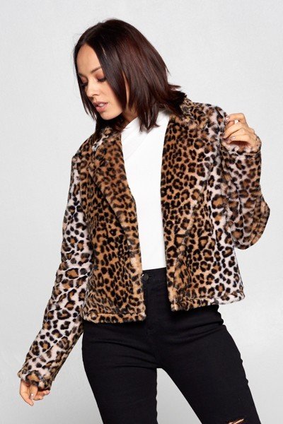 Manteau court à col imprimé léopard ouvert sur le devant