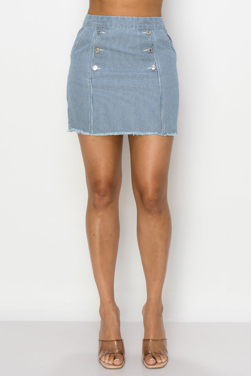 Mini-jupe en jean effilochée avec boutons