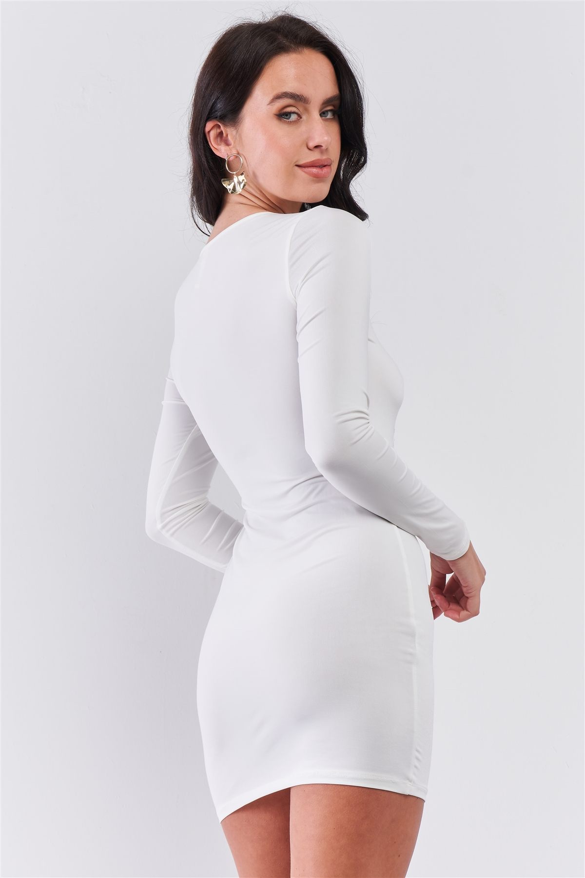 Mini-robe blanche à manches longues et détails au centre sur le devant