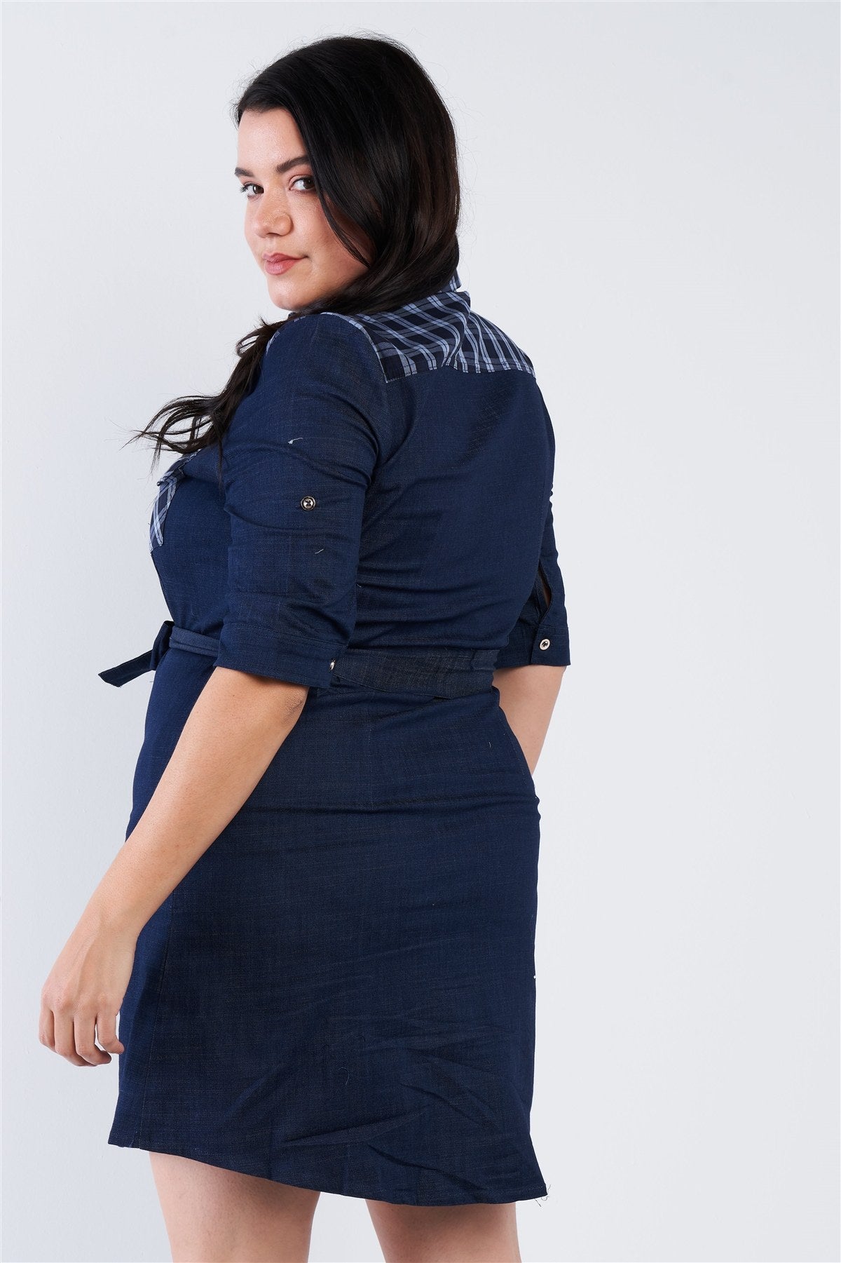 Mini-robe en jean bleu denim à carreaux et bordure à rayures boutonnée sur le devant de grande taille