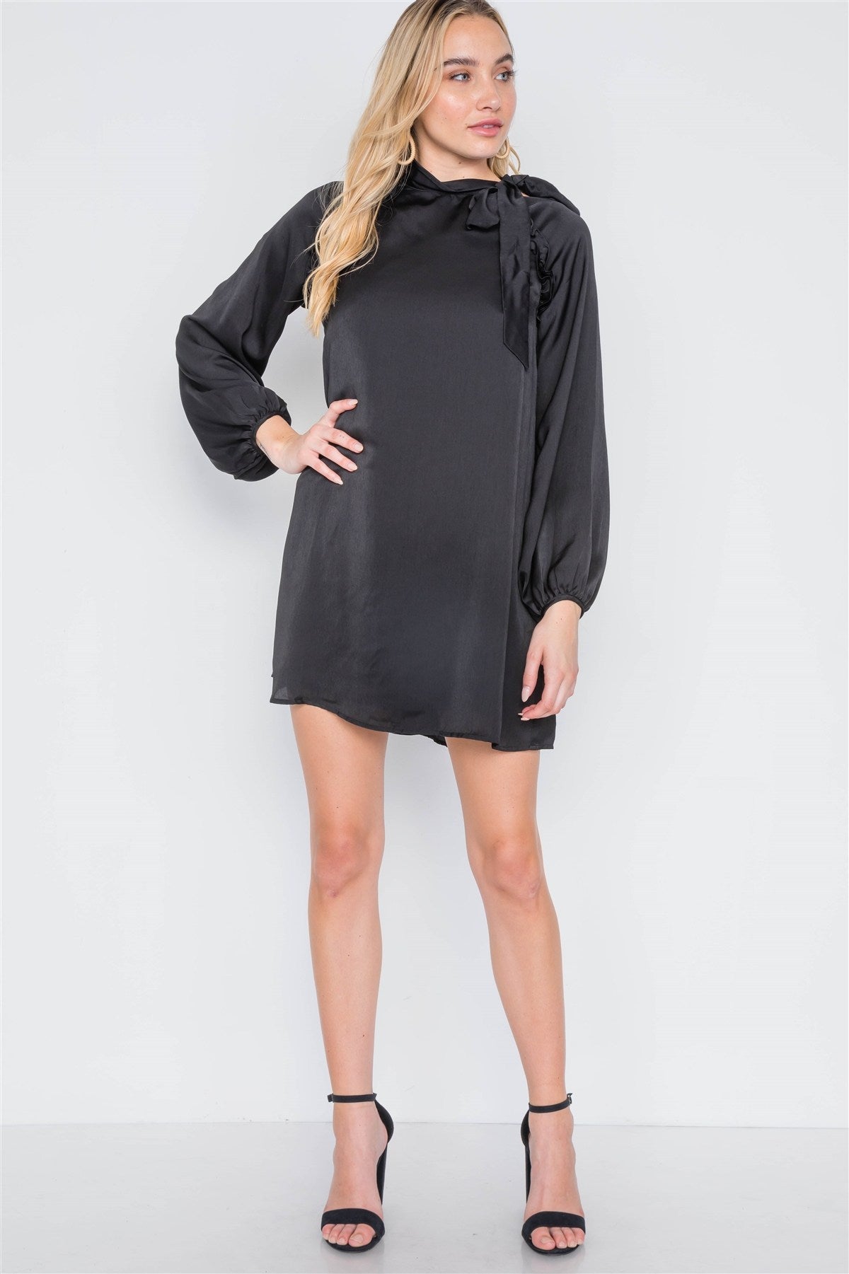 Mini-robe en satin à manches longues et nouée sur le côté